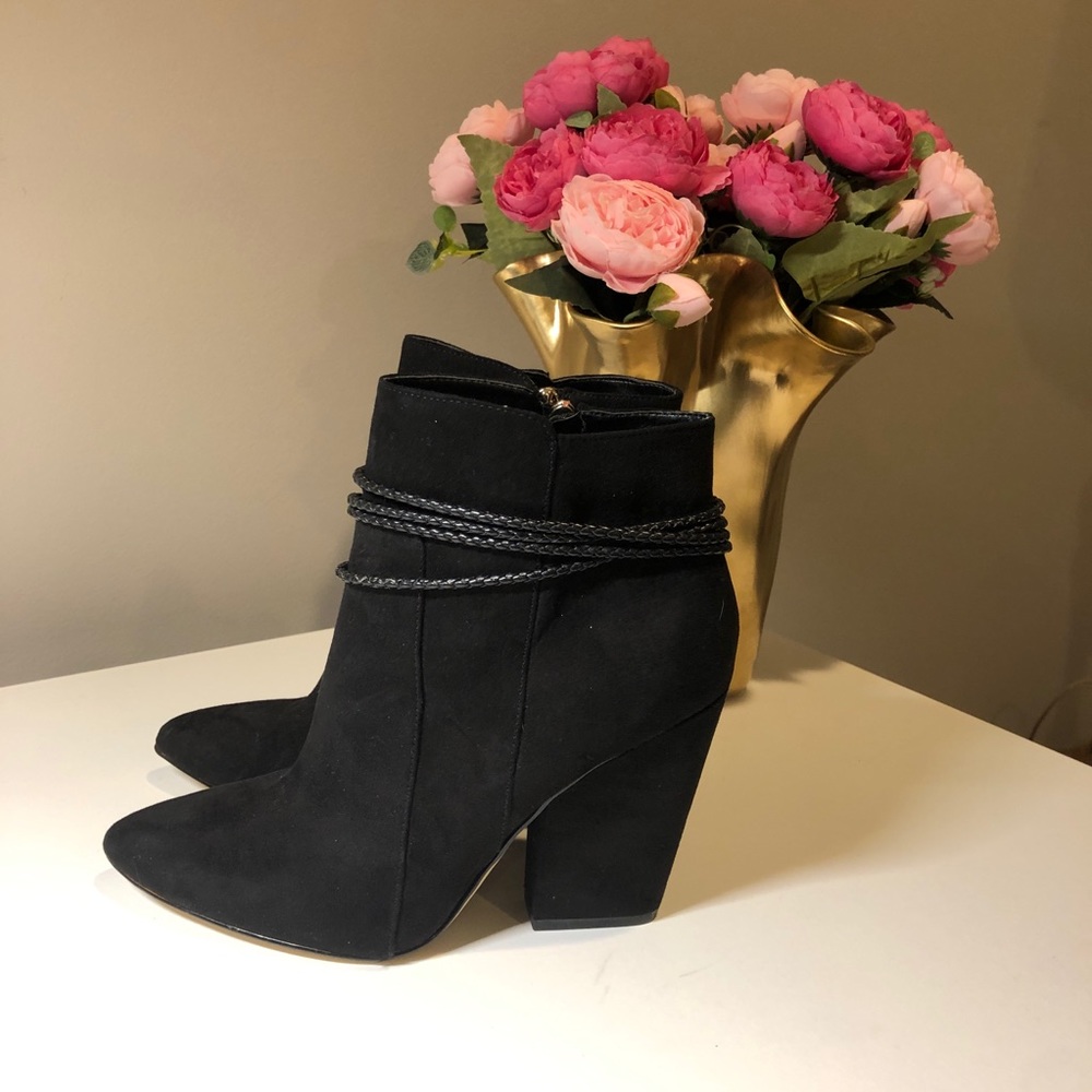 NWT Chunky Heeled Bootie size 8 faux suede